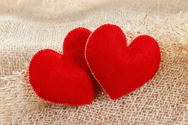 Zwei Herzen Symbol der Liebe auf Klett-Hintergrund. — Stockfoto