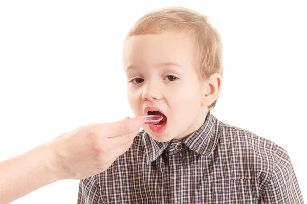Pediatra examinando garganta de niño pequeño — Foto de Stock