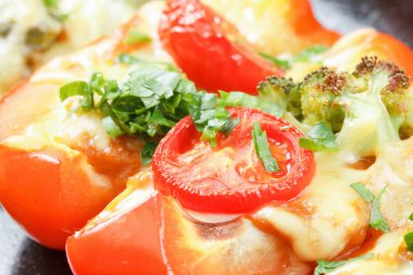 Peynir, sebze ve otlar ile kavrulmuş dolmalık biber