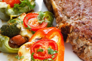 Izgara et biftek sebze ve peynir ile