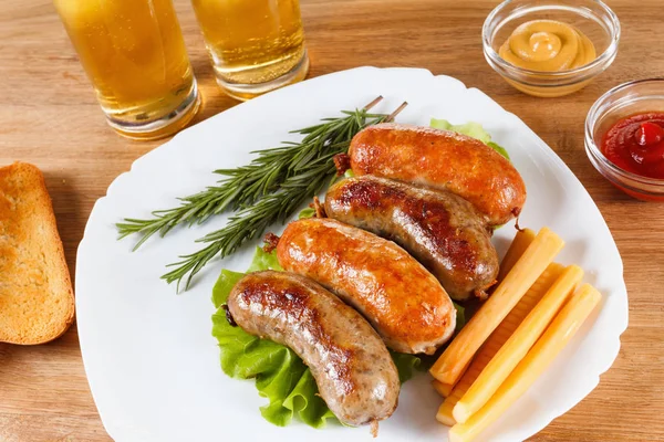 Пиво і смажена яловичина або куряча ковбаса — стокове фото