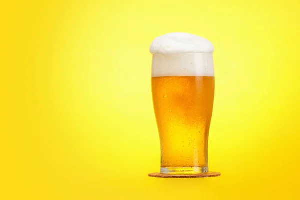 Pintas de cerveza sobre fondo amarillo . —  Fotos de Stock