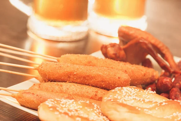 Bira ile Alman Milli yemekleri. Oktoberfest geleneksel gıda