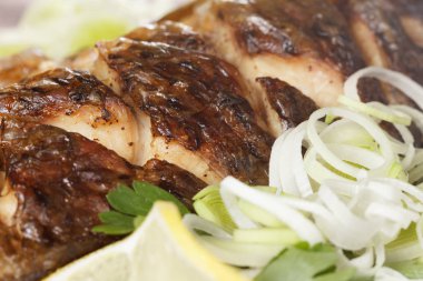 Kavrulmuş sazan balık sebze ile tamamen. Geleneksel Noel menüsü.