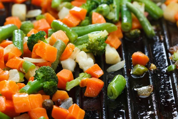 Warzywa smażone krojone na patelni grill — Zdjęcie stockowe
