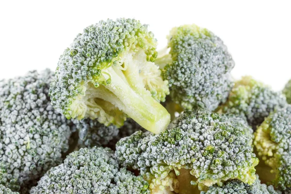 Bevroren broccoli met ijs op witte achtergrond — Stockfoto