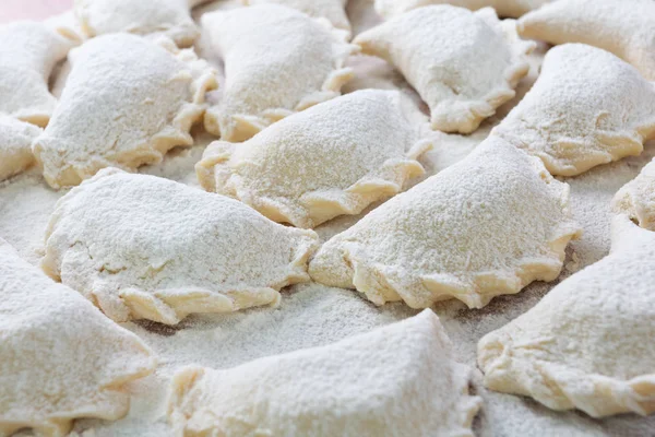 Vareniki, kaynama, geleneksel Ukrayna yemeği önce köfte pişirme