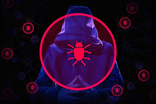 Tutuklanan bilgisayar korsanı ve siber suç giyen kelepçe ile ceket yüzünü gizleme başlıklı — Stok fotoğraf