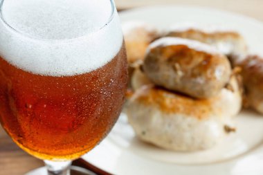 Ahşap masa bira ile geleneksel ev yapımı sosis