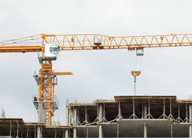 Vinç bina ve bina inşaat altında