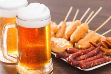 Bira bardağı Ulusal Alman yemekleri ile. Oktoberfest geleneksel gıda