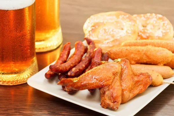 Bira ile Alman Milli yemekleri. Oktoberfest geleneksel gıda