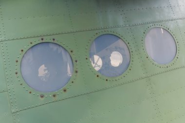 Eski uçak, bir askeri uçak alüminyum arka plan detay penceresinde
