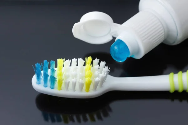 Макроскопічна зубна щітка з зубною пастою — стокове фото