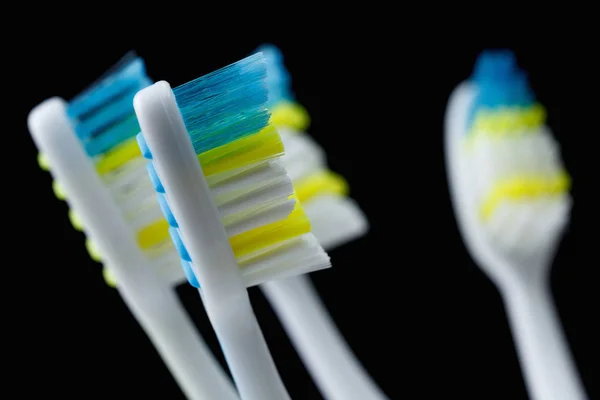 Набор красочных зубных щеток поверх черного — стоковое фото