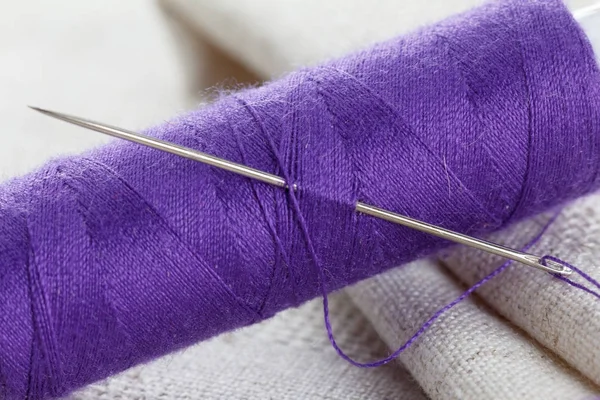 Tecido lien com agulha e fio — Fotografia de Stock