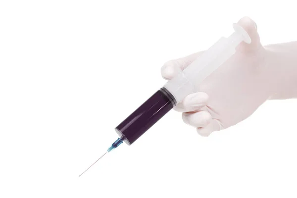 Syringe met donker rode vloeistof geïsoleerd tegen Wit — Stockfoto