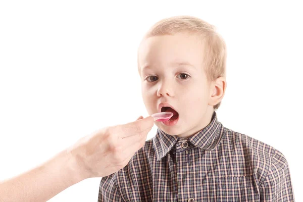 Pediatra che esamina la gola del bambino — Foto Stock
