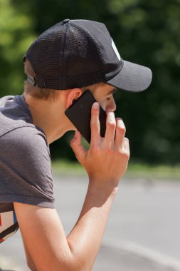 Teenage telefon kullanma.