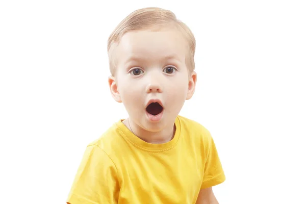 Retrato de um menino gritando em voz alta isolado em branco — Fotografia de Stock