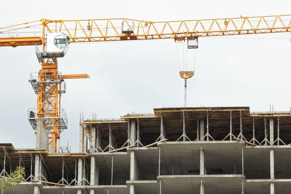 Vinç bina ve bina inşaat altında