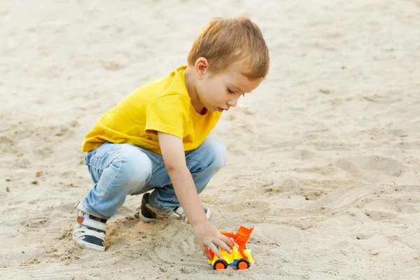 Criança brincando no parque infantil . — Fotografia de Stock