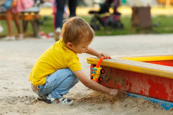Niño jugando en el patio de recreo . — Foto de Stock