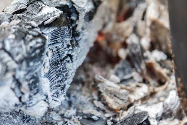 Glödande heta träkol briketter närbild bakgrundsstruktur. Bonfire — Stockfoto