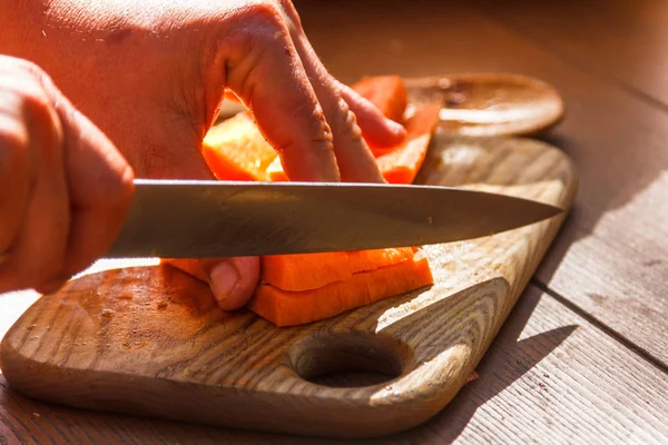 Havuç ahşap kesme tahtası üzerinde Dilimleme
