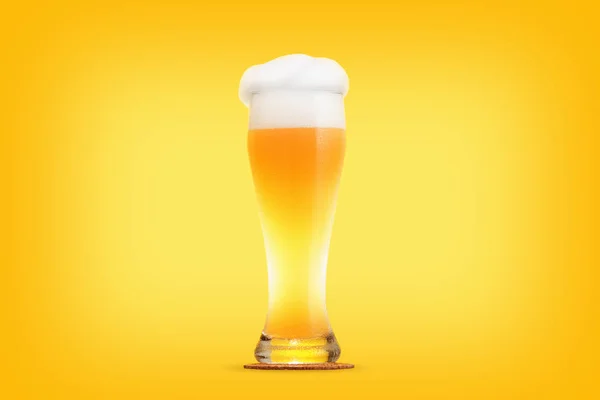 Bicchiere di birra primo piano con schiuma su sfondo giallo — Foto Stock