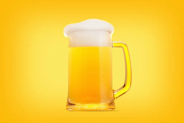 黄色の背景の上の泡とビールのクローズ アップのマグカップ — ストック写真