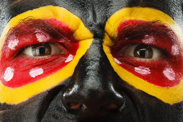Patriota aficionado a los deportes alemán. Bandera de país pintada en cara de hombre enojado. Ojos del diablo de cerca —  Fotos de Stock