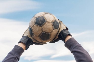 Kaleci topu yakalıyor