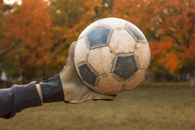 Kaleci topu yakalıyor