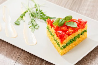 Vejetaryen yiyecekler, pilav salata sebze, sağlıklı yemekler ile