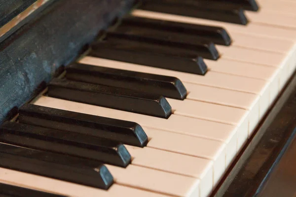 Kind spielt altes Klavier mit den Händen. — Stockfoto