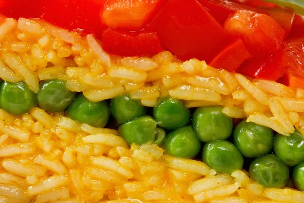 Вегетарианская еда, рисовый салат с овощами, здоровое питание — стоковое фото