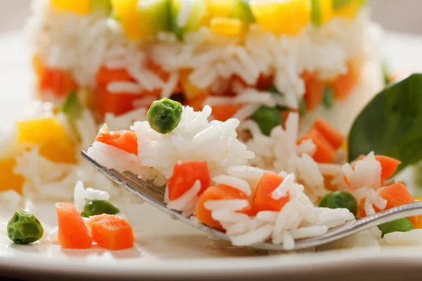 Cibo vegetariano, insalata di riso con verdure, pasti sani — Foto Stock