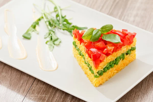 Vejetaryen yiyecekler, pilav salata sebze, sağlıklı yemekler ile