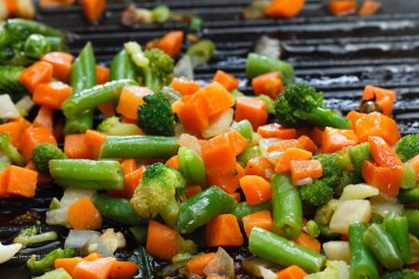 Kızarmış sebze ızgara tava dilimlenmiş.