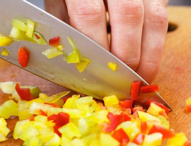 Şef kesme dolmalık biber yemek pişirmek için. Kış yiyecek stok yukarıya.