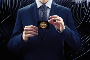 Kostüm ve kravat işadamı kredi kartıyla cryptocurrency tutun. E-iş kavramı bloğu zinciri bit sikke