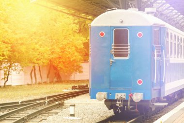 Sis ve güneş retro tren tren istasyonu parlaklık. Vintage renk stili. Nostalji kavramı