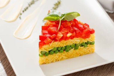 Vejetaryen yiyecekler, pilav salata sebze, sağlıklı yemekler ile