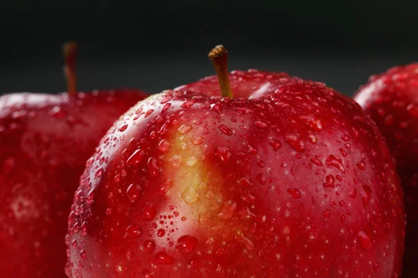 빨간 사과에 물 한 방울 — 스톡 사진