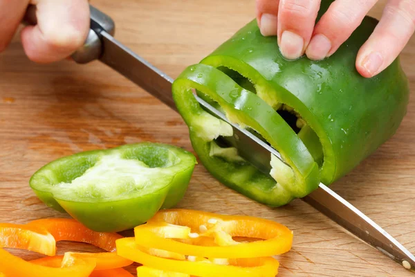 Pimiento morrón en tabla de cortar —  Fotos de Stock