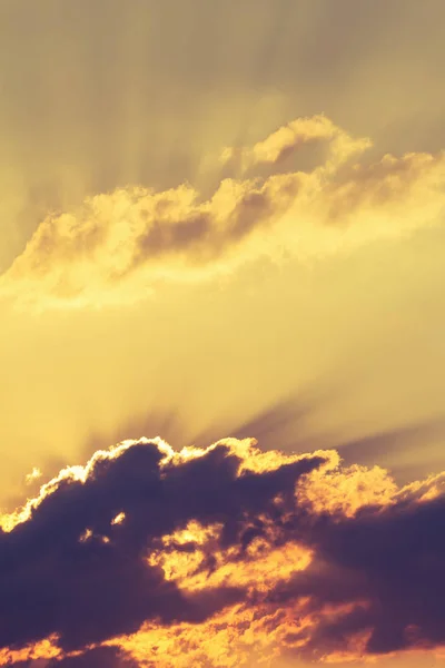 Eldig orange solnedgång himmel. — Stockfoto