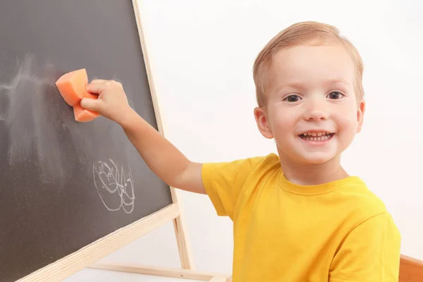 Allegro bambino sorridente alla lavagna. — Foto Stock