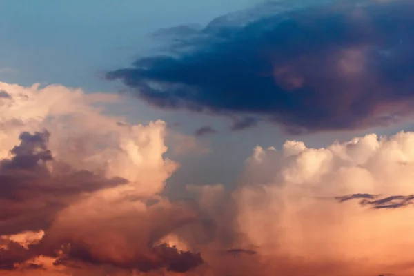 Puesta de sol con rayos de sol, cielo con nubes . — Foto de Stock