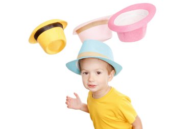 Beyaz izole şapkalı dans çocuk